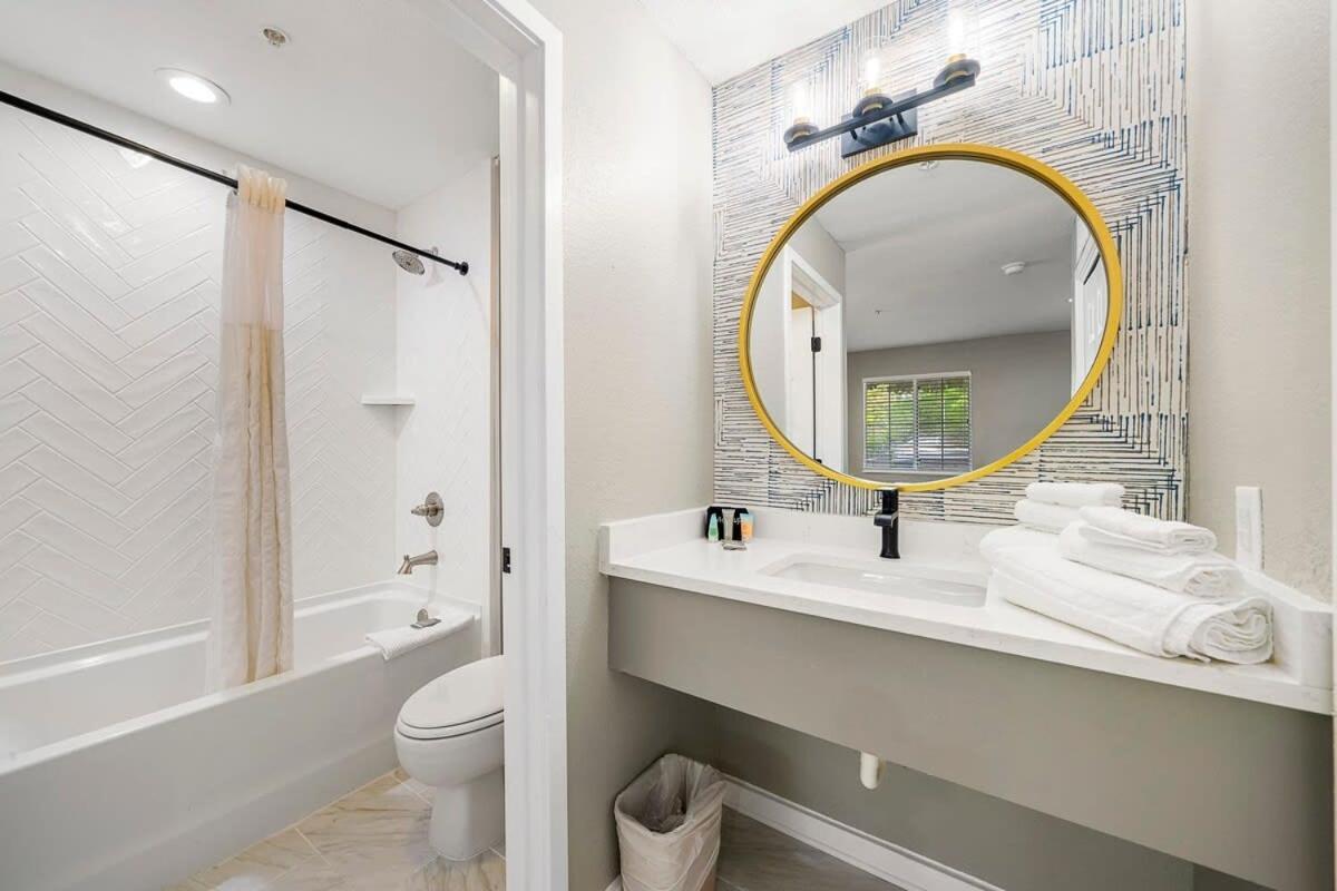 Modern Urban Oasis In Prime Buckhead Apartment *