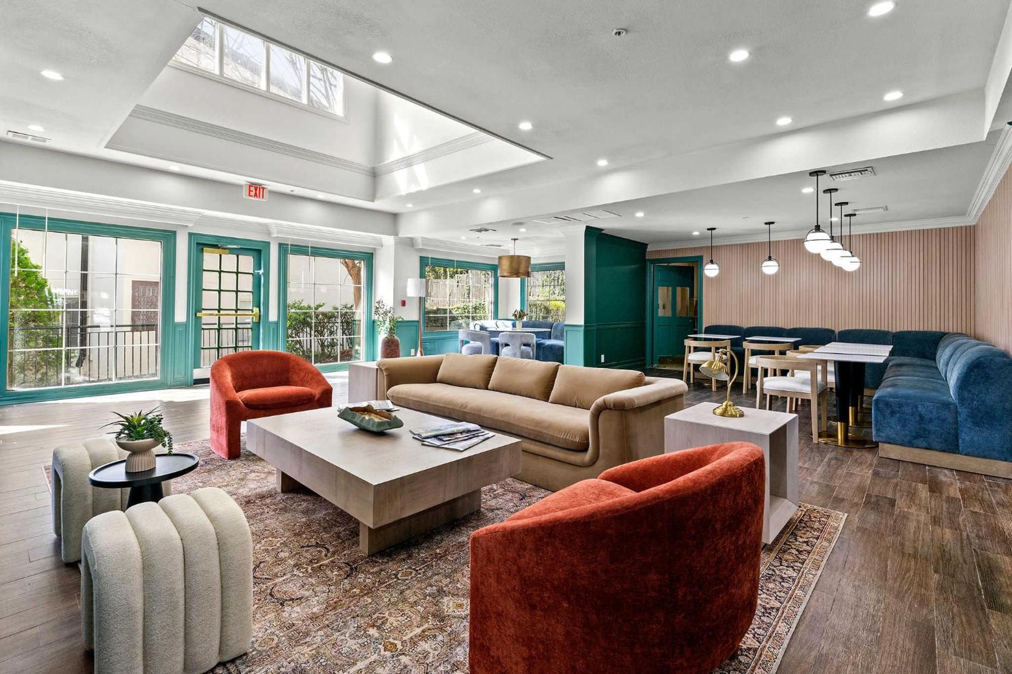 Modern Urban Oasis In Prime Buckhead Apartment *